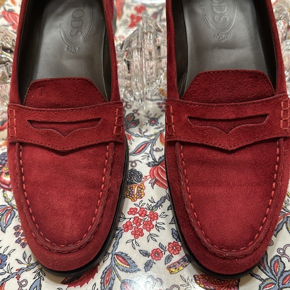 Tod’s Red Suede Size 39 Driving Shoes Loafers EUC - Picture 2 of 11